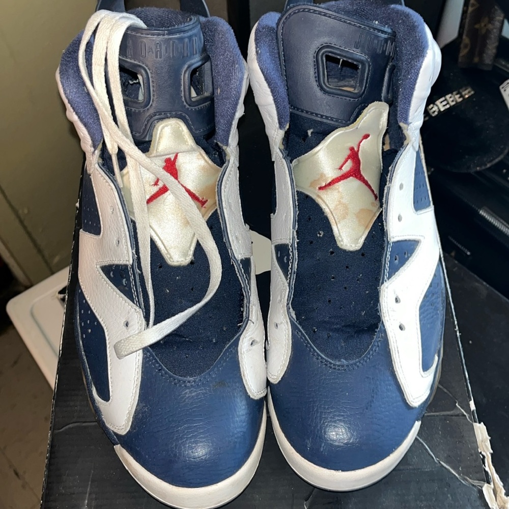 Air Jordan 6 red/white/blue missing a shoe lace